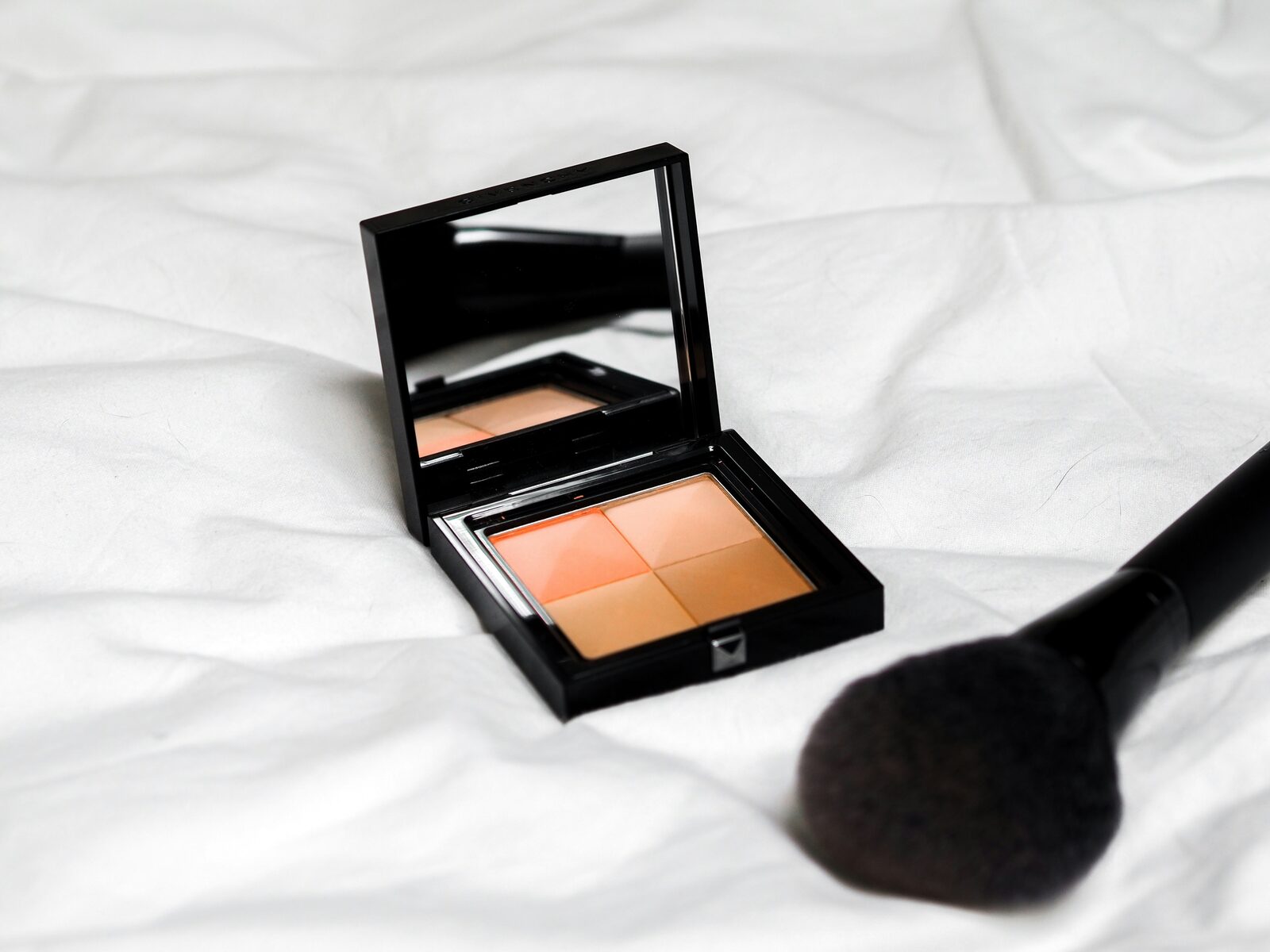 Zašto puder puca i ulazi u pore?