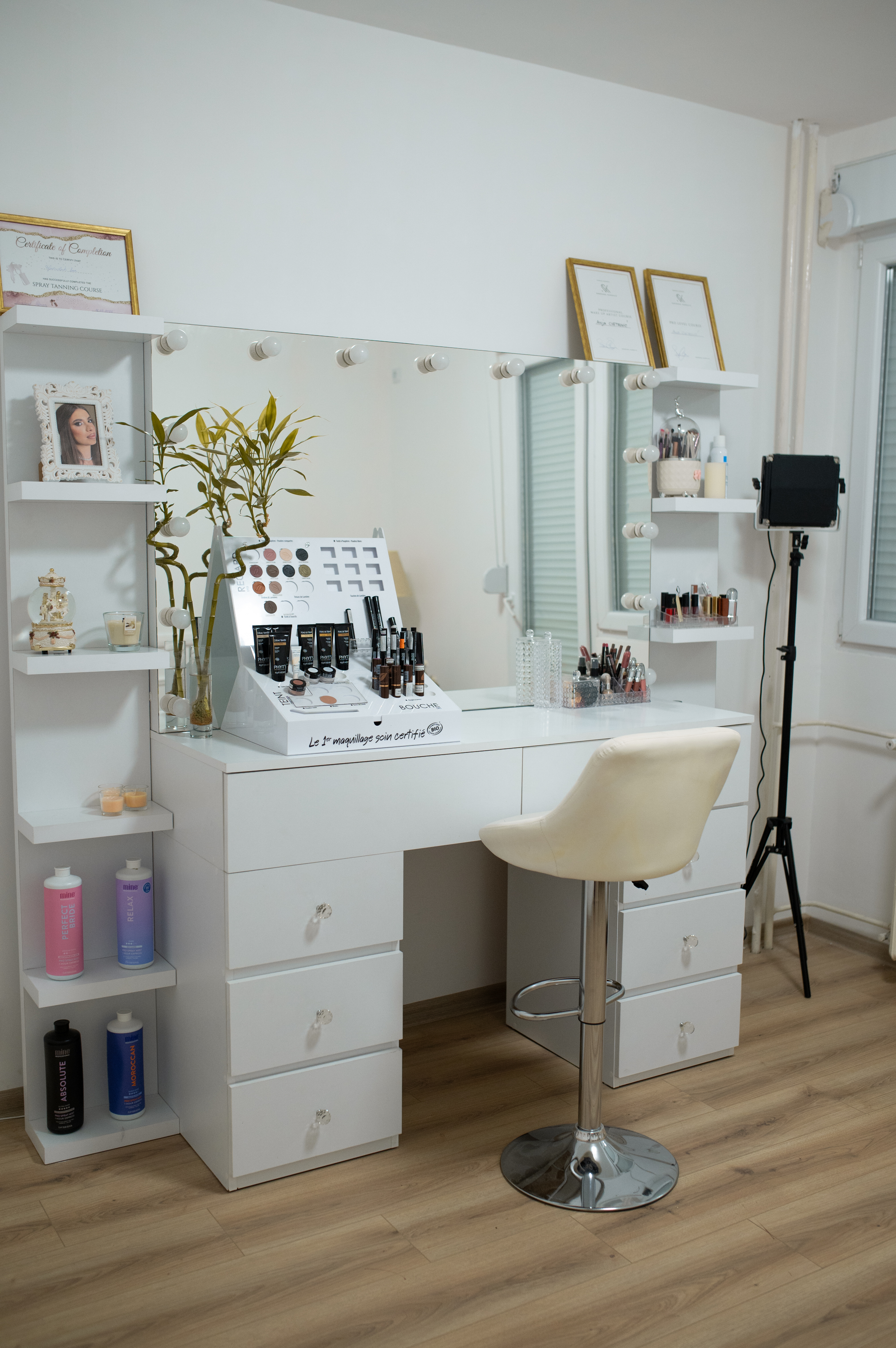 LOLA Studio Makeup Space